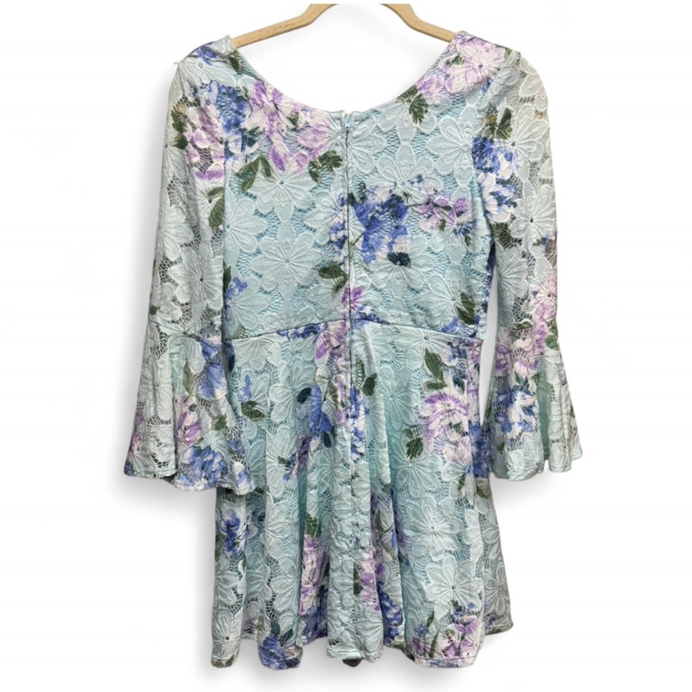 Amy wear floral lace dress with bell sleeves - Picture 3 of 7